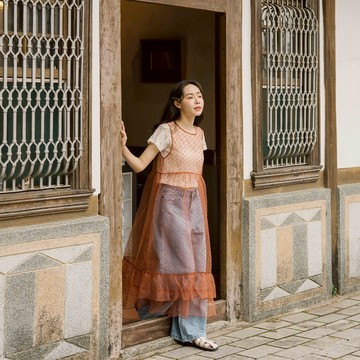 QUEENSHOP_F 女裝 立體點點蛋糕下擺透膚綁帶罩衫-暗橘 現+預 【01099170】