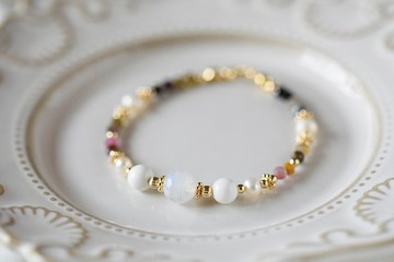 雨後彩虹。月亮石 白硨磲 彩碧璽 珍珠 14K包金 水晶/天然石手鍊