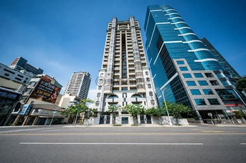 ★買屋賣屋找阿歷★亞灣稀有第一排海景雙平車豪邸｜高雄市苓雅區成功一路