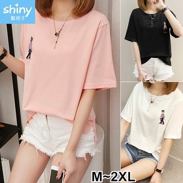 【V2415】shiny藍格子-甜美輕言．卡通娃娃刺繡圓領側開叉短袖上衣