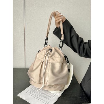 新款百搭抽繩水桶包女士斜挎小背包時尚拉繩束口袋尼龍手提包韓版