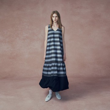 2401C04 V領下襬抽皺大寬裙洋裝(灰色)