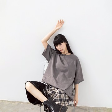 QUEENSHOP_F 女裝 基礎素面捲邊厚磅寬版短袖上衣 三色售 現+預 【01110979】