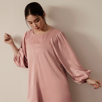 OB嚴選 雲朵自訂款-微光澤抓皺拼接拋袖中洋裝 《DA9920》大尺碼/女裝/現貨