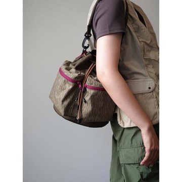 housedesign原創2025新款露營拼接斜挎包多口袋工裝輕便水桶包女