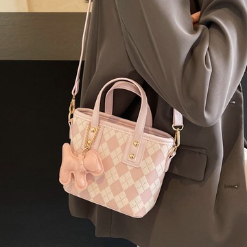 臺灣出貨2025新款流行百搭單肩高級手提斜挎包高顏值質感小水桶包送掛件