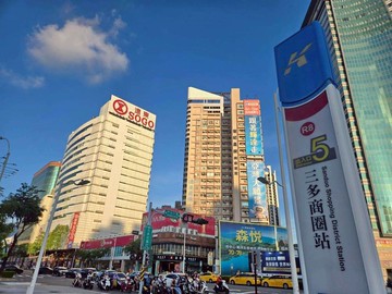 鄰近亞灣百貨捷運宅★室內31坪｜高雄市苓雅區三多三路