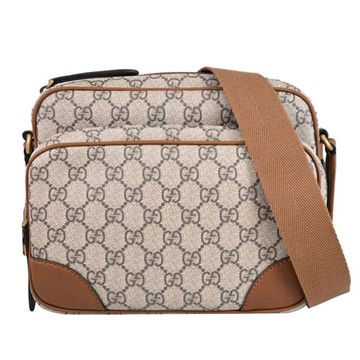 GUCCI 821160 GG Emblem 塗層印花LOGO前拉鍊口袋斜背包.駝/咖
