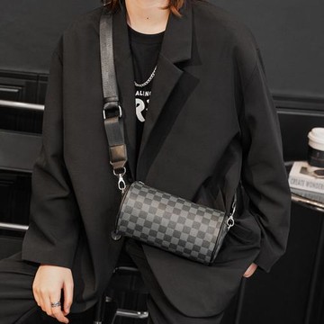 潮牌新款斜挎包男真皮單肩包青年格子圓筒包休閑斜跨包男士小挎包