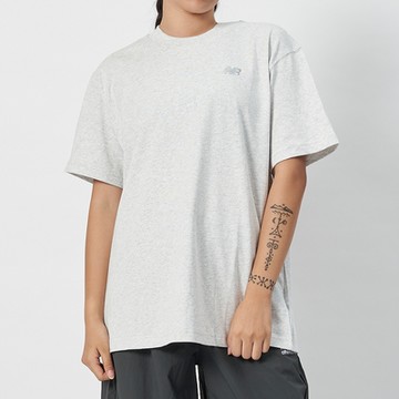 New Balance 女款 白色 上衣 IU著用款 圓領 純棉 寬鬆 刺繡LOGO 舒適 短袖 WT41501AHH