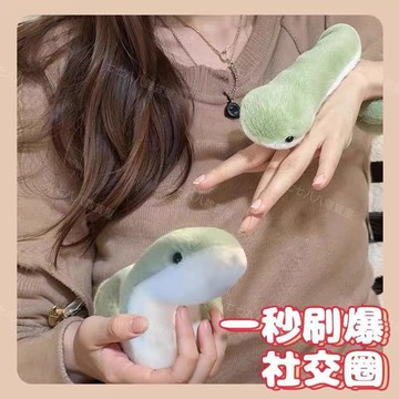 台灣出貨👑招財小青蛇 扭扭蛇 毛絨絨小蛇 可愛小蛇 可愛擺件公仔 小禮物 吉祥物布偶 搞怪擺件 蛇年小蛇 交換禮物