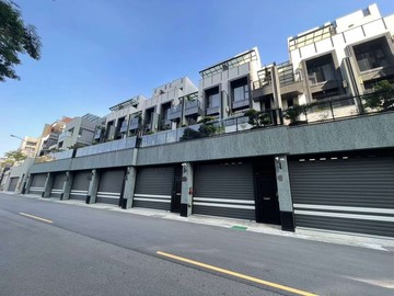 信實恬豐樂公園臨路輕屋齡❗️可營登雙車電梯別墅｜台中市南屯區新富一街