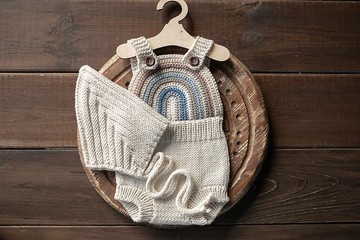 新生兒搭配帽子白色連身褲：小新生兒的完美服裝