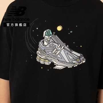 【New Balance】 NB 飛行球鞋科幻插畫短袖上衣_男性_黑色_MT6121JOBK