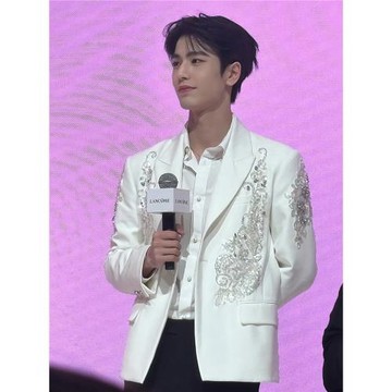 明星張凌赫同款白色重工藝秀珠鑲鉆西裝男高級感舞臺演出主持禮服