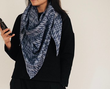 手工縫製三角圍巾圍脖頸巾 銀灰和風波浪圖案 更多圖案