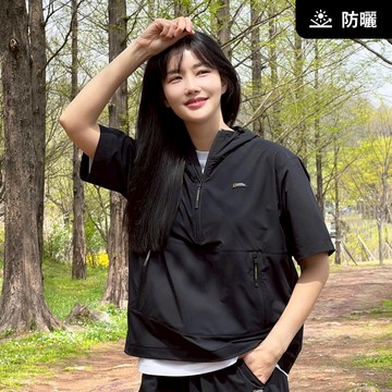 【UPF50+】男女同款 ADELIE 輕量平織 ANORAK 半開拉鍊短袖連帽上衣 - 炭黑色