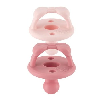 Itzy Ritzy 造型矽膠拇指奶嘴(兩入組)-甜心粉｜舒適安撫×柔軟咬感×附透氣收納盒｜810434035277