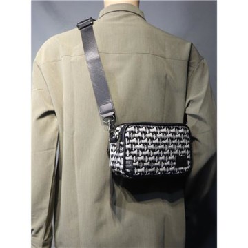 2024時尚韓國潮男單肩包 休閑帆布嘻哈日系小挎包 黑白條紋斜跨包