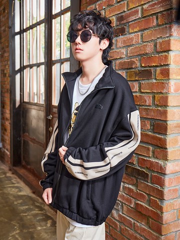 左胸貼章立領薄外套