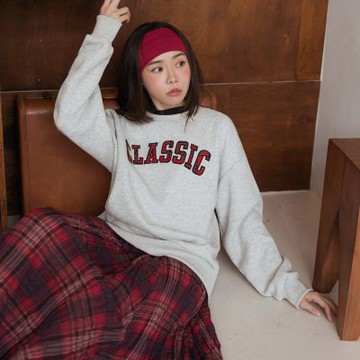 OB嚴選中大尺碼-棉質字母格紋刺繡休閒大學T《AB20964》