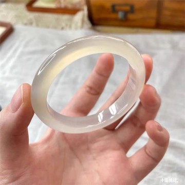 送女友天然冰種高透顯白百搭馬料香檳金瑪瑙玉髓高冰手鐲正圈女款