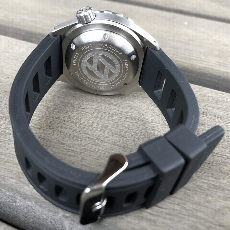 日本製 ハンドメイドの腕時計 20気圧防水 自動巻き SEIKO NH36