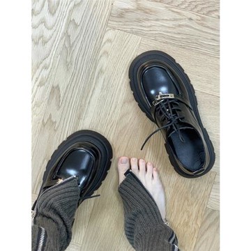 復古的金屬扣系帶樂福鞋簡直yyds！這款粗跟厚底樂福鞋真的炒贊！