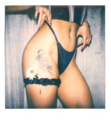 深藍色絲絨大腿帶