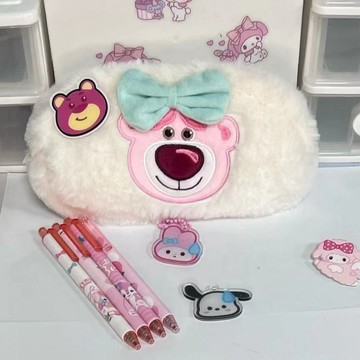 可愛筆袋🎀 開學季新三眼怪草莓熊筆袋可愛學生收納包柔軟毛絨文具袋
