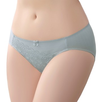 SWEAR 思薇爾 輕沁舒系列 M-XL 涼感 蕾絲 低腰 三角 女內褲 (粉霧藍)