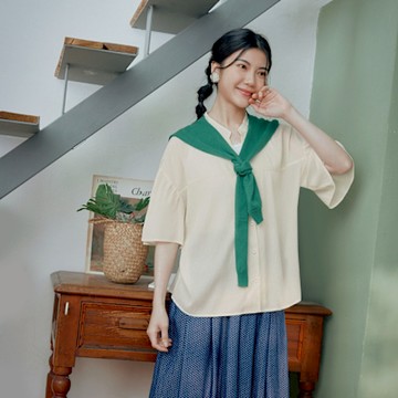 OB嚴選中大尺碼-日系小V領開襟排釦荷葉袖寬鬆上衣《AB20089》
