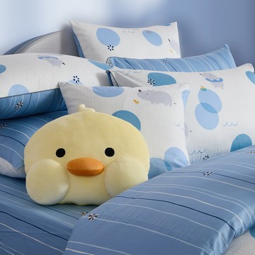 La mode寢飾( 加大 )悠悠水樂園環保印染100%精梳棉兩用被床包組／贈 小悠鴨鴨 兩用抱枕毯