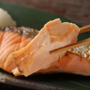 送料無料 海鮮 北海道 お取り寄せ 新巻鮭 姿切身 日高産 1尾1.7kg