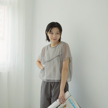 QUEENSHOP_ S 女裝 透膚網紗細褶設計短袖上衣 三色售 現+預 【01099008】