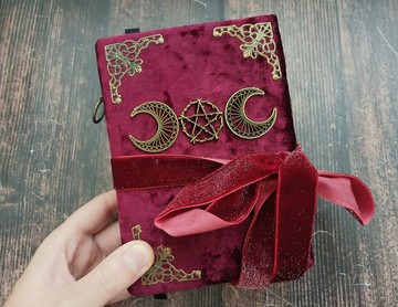 絲絨紅．威卡魔法書 咒語書 魔法日記 空白 600 頁 15*11 公分