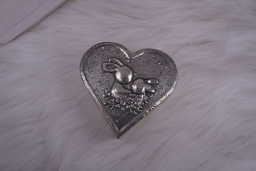 錫雕 小兔蝶谷巴特心型珠寶盒
