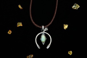 【水晶系列】無優化湖北綠松石純銀墜飾 _ 印地安獵弓