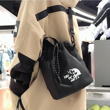 2022新款背面潮牌單肩包女士休閑時尚抽繩斜跨包迷你潮流水桶包