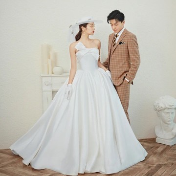 雀可愛影樓主題婚紗情侶寫真服復古白色緞面簡約旅拍拍照拖尾禮服