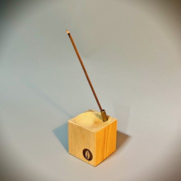 【方圓】台灣檜木線香座 極簡立方設計・銅製香插・自然木紋