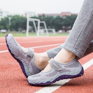 媽媽涼鞋女夏季平底中老年人鞋子軟底舒適2025新款防滑透氣運動鞋