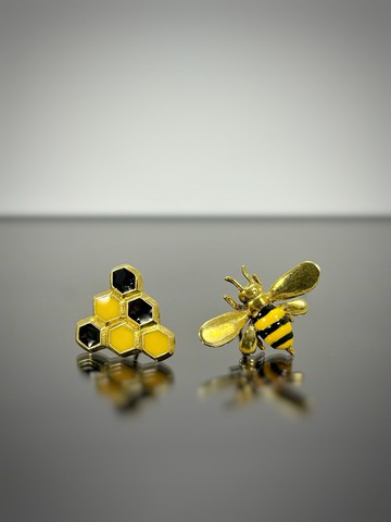 蜂與蜂巢造型耳扣。提供兩種配色選擇：金色與銀色。