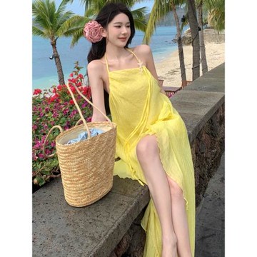 黃色海邊度假荷葉邊掛脖連衣裙女夏多巴胺不規則露背開叉吊帶長裙