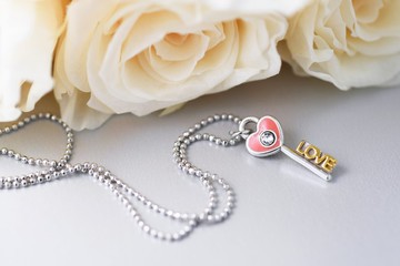 心鎖系列 經典愛情之鑰造型項鍊-粉紅/粉橘 (NLAJA0821N-5)