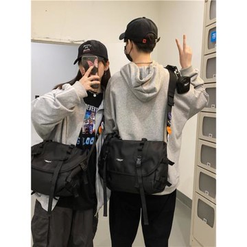 法國劉耀文宋亞軒同款背包斜挎包男大容量騎行工裝機能單肩郵差包