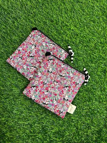 花叢玩耍的法鬥收納小包