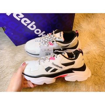 Wanna one best sale reebok 3.0