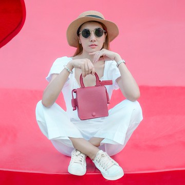 半三角斜挎包半三角形手提斜背包酒紅色