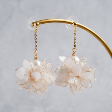 花華 珍珠白 大朵立體花朵設計耳針/耳夾